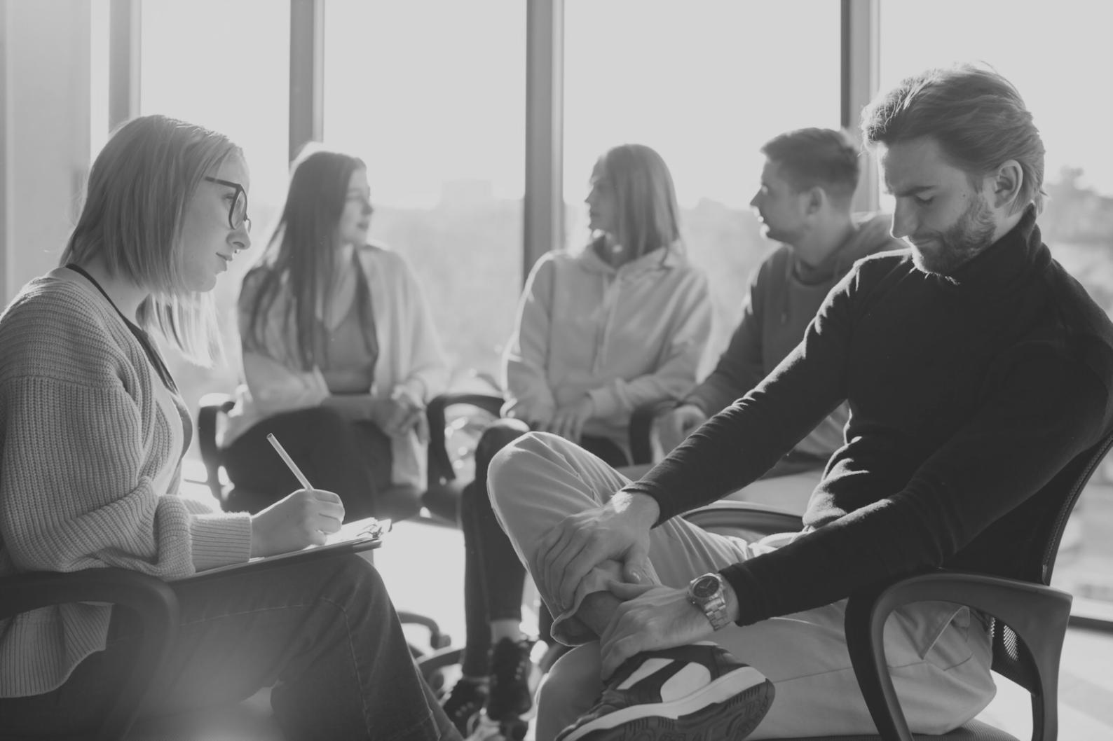 Revisión trimestral de estrategias financieras con clientes de lumarivonexa